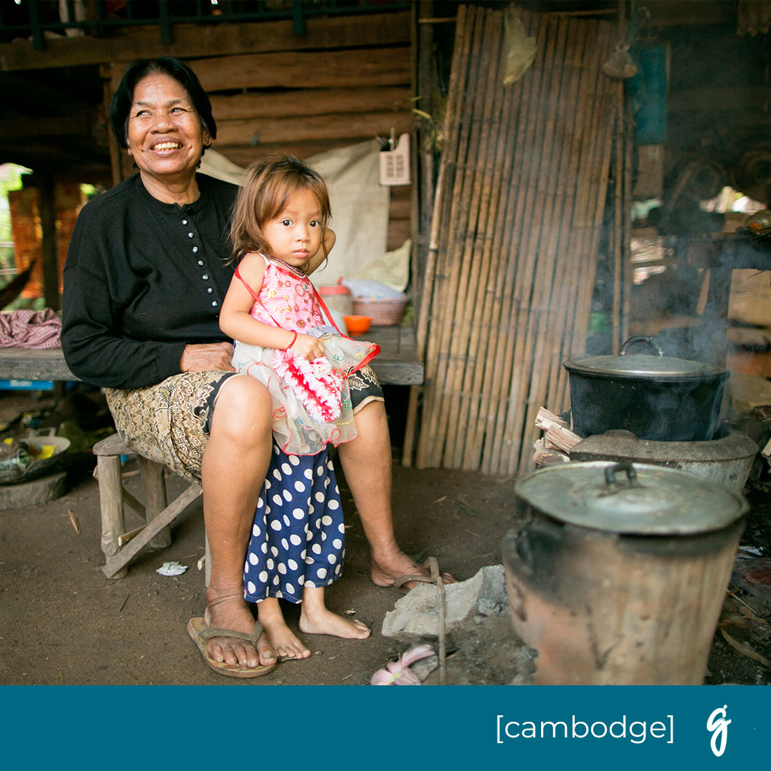 [dimanche photo] Cambodge, 2013 Bénéficiaires du projet de distribution de foyers de cuissons améliorés 🔥 afin de réduire la demande en biomasse sur le pays. En savoir plus 👉 geres.eu/nos-actions/no…