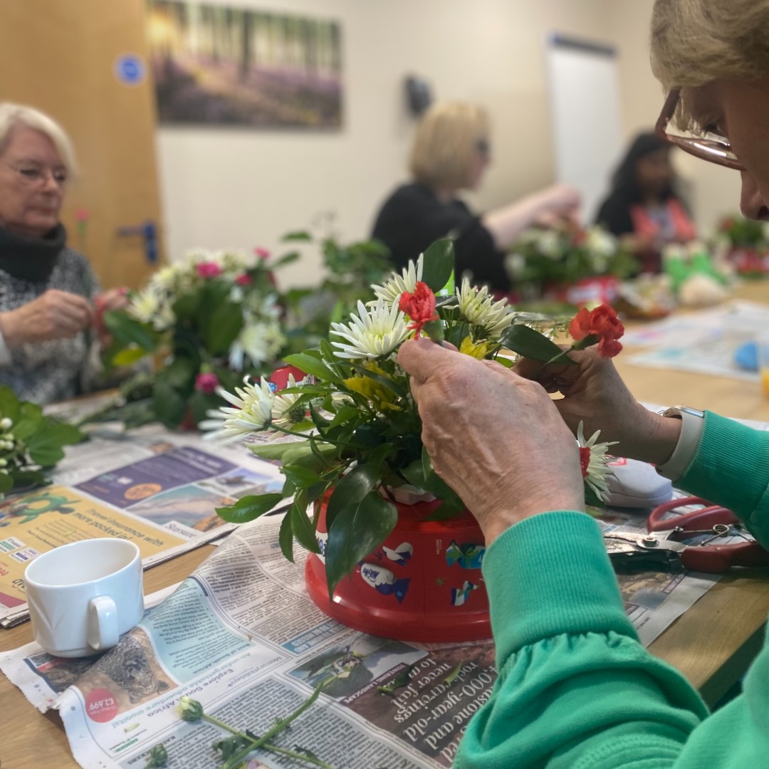 On Wednesday, some volunteers met for a flower arranging event 💐 Holding events like these allows volunteers to connect with others across Keech and it's great for the wellbeing of individuals too. Do you want to join a fun community of volunteers? 👉 bit.ly/volunteerforke…