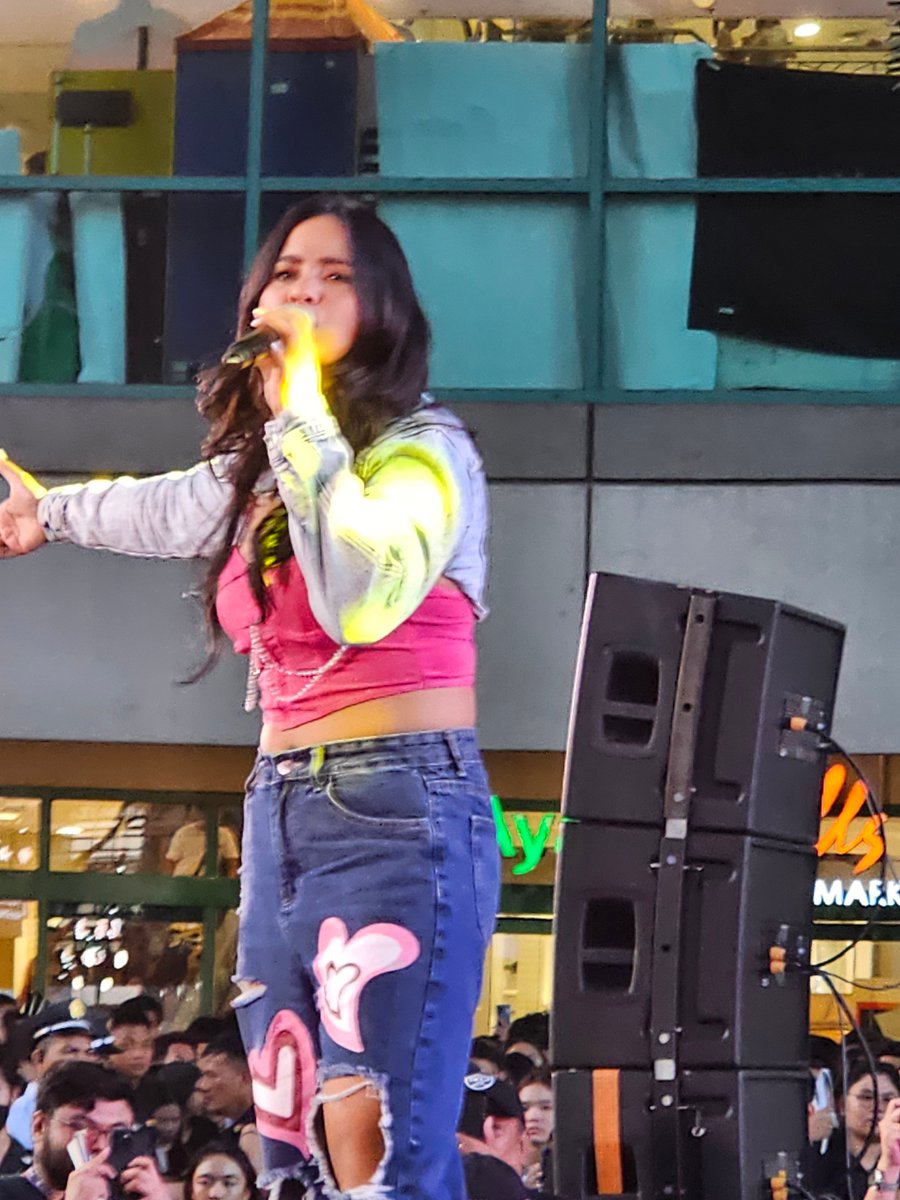 #BiniChella in @MarketMarketBGC Packed crowd here at Central Plaza of Market Market for BINI's Tala-Arawan Mall Tour. Janah Zaplan performing on stage!