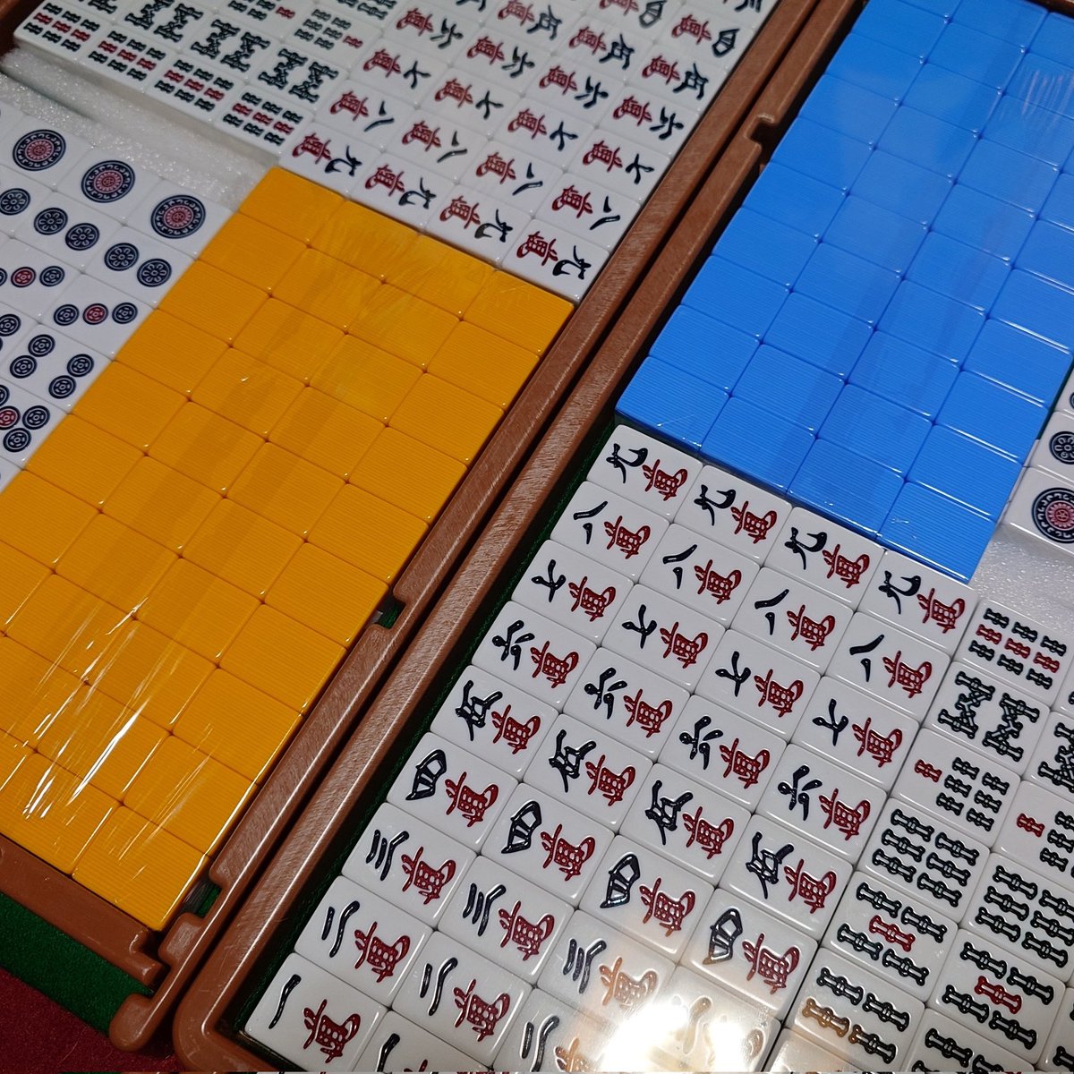 Ian_X_F's tweet photo. 大洋技研さんのAMOS jp-ex color ブラックラメが我が家に着弾！
置き場が片付いてないので、本来裏から開封すべき本体を見たいがために、一度表側開けちゃいました…※組み立ては裏から
ラメがいい感じだし、点数表示はカラー液晶で業務用含めた中でも最高の一つと言わざるをえない！
早くやりたい〜 https://t.co/NuYrfffvQ0