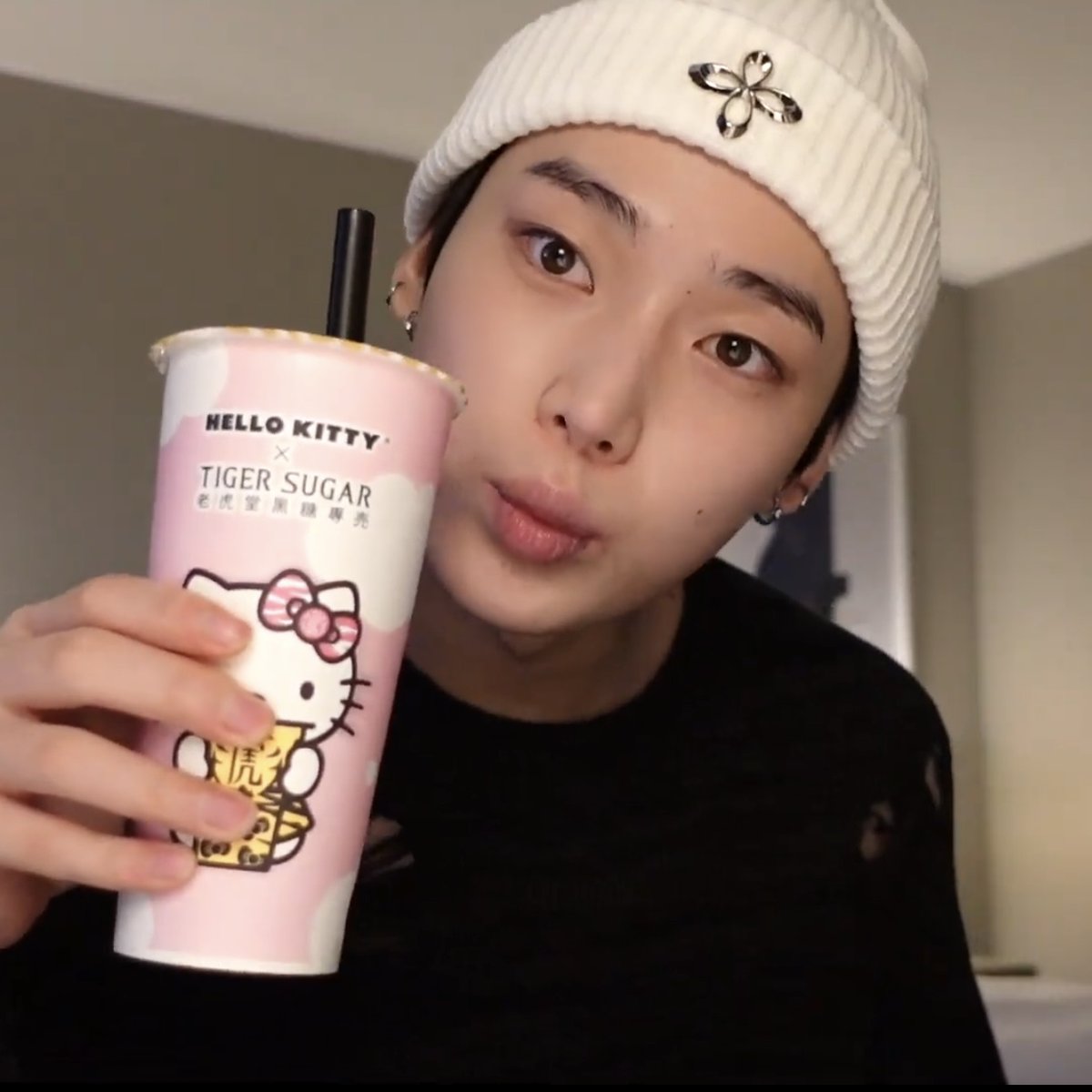 filmksw's tweet photo. sunoo and his hello kitty milk tea 🥺 https://t.co/zJPVaONDvA