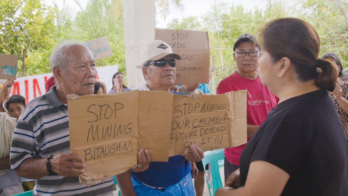 KM_Jessica_Soho's tweet photo. Karagatan, mga kabundukan at maging taniman ng pinagmamalaking kalamansi sa isla ng Homonhon sa Eastern Samar, nasisira na dahil daw sa malawakang pagmimina?

Si Jessica Soho, lumipad pa homonhon island para imbestigahan ang isyu. #KMJS https://t.co/3FVu2kAIhG