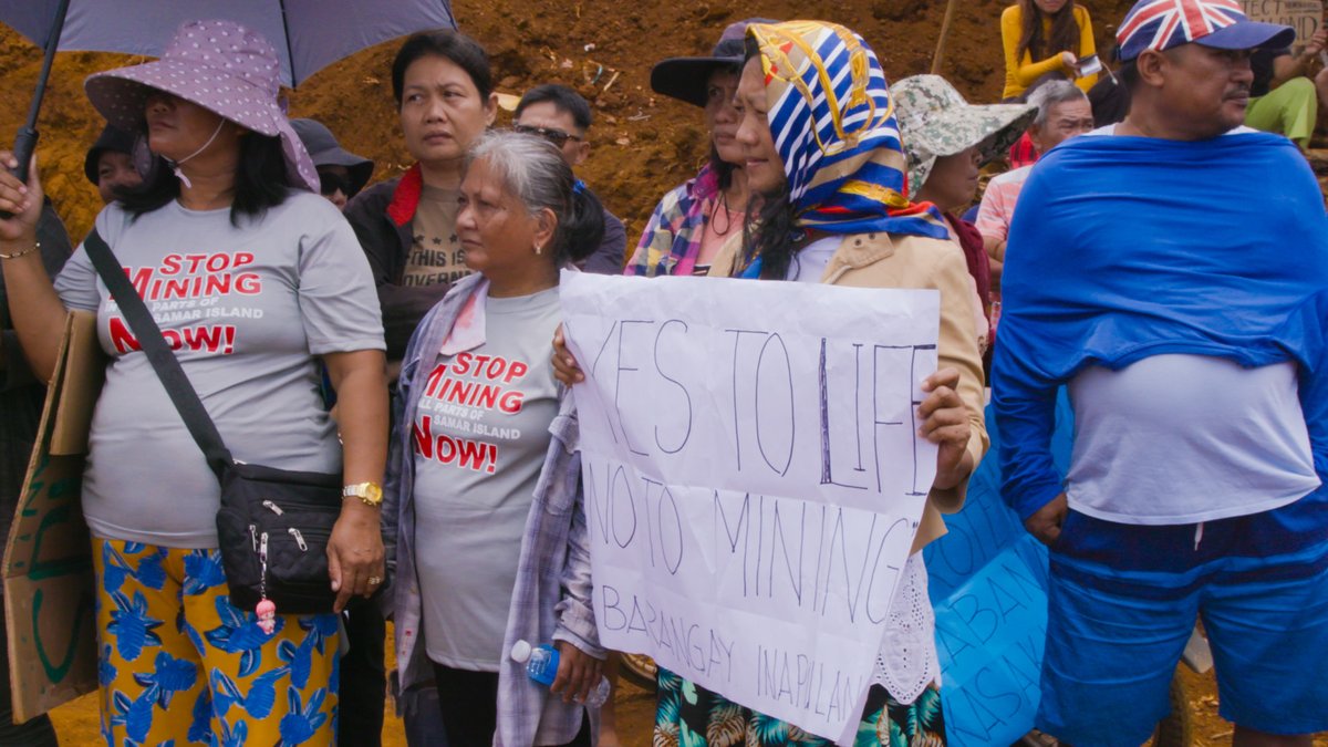 KM_Jessica_Soho's tweet photo. Karagatan, mga kabundukan at maging taniman ng pinagmamalaking kalamansi sa isla ng Homonhon sa Eastern Samar, nasisira na dahil daw sa malawakang pagmimina?

Si Jessica Soho, lumipad pa homonhon island para imbestigahan ang isyu. #KMJS https://t.co/3FVu2kAIhG