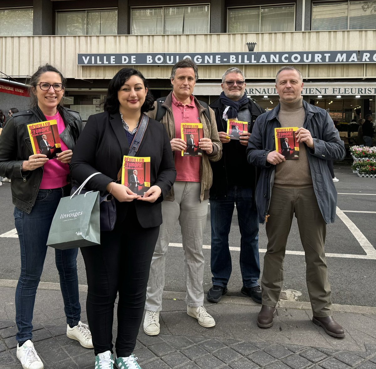 « Je voterai pour lui » : voici le tube du printemps à #BoulogneBillancourt quand on distribue nos tracts pour la liste de Raphaël #Glucksmann @rglucks1 @partisocialiste @placepublique_ #ReveillerLEurope #RendezVousLe9Juin #Europeennes2024 @PSfederation92 @placepublique92