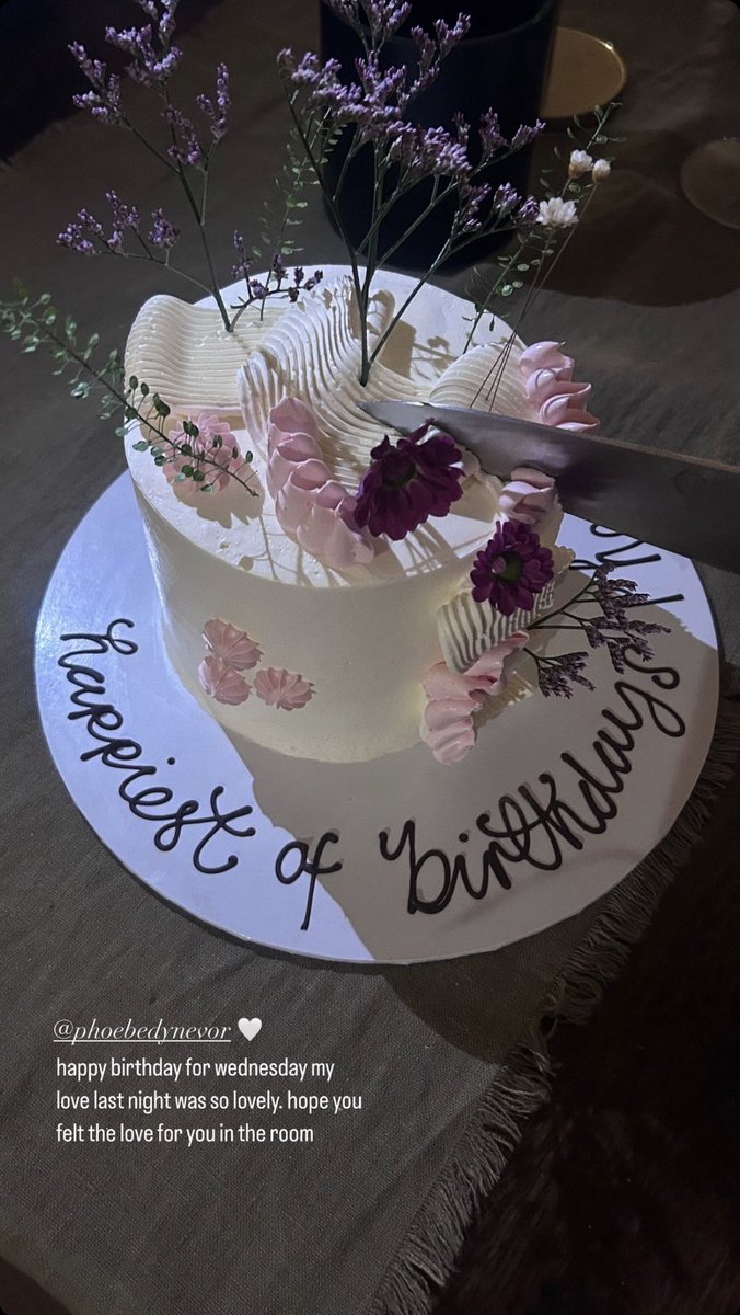 onlygoodwaves's tweet photo. It seems that Phoebe celebrated her birthday in advance last night 🎂🌸 https://t.co/XipfV3W6Wn