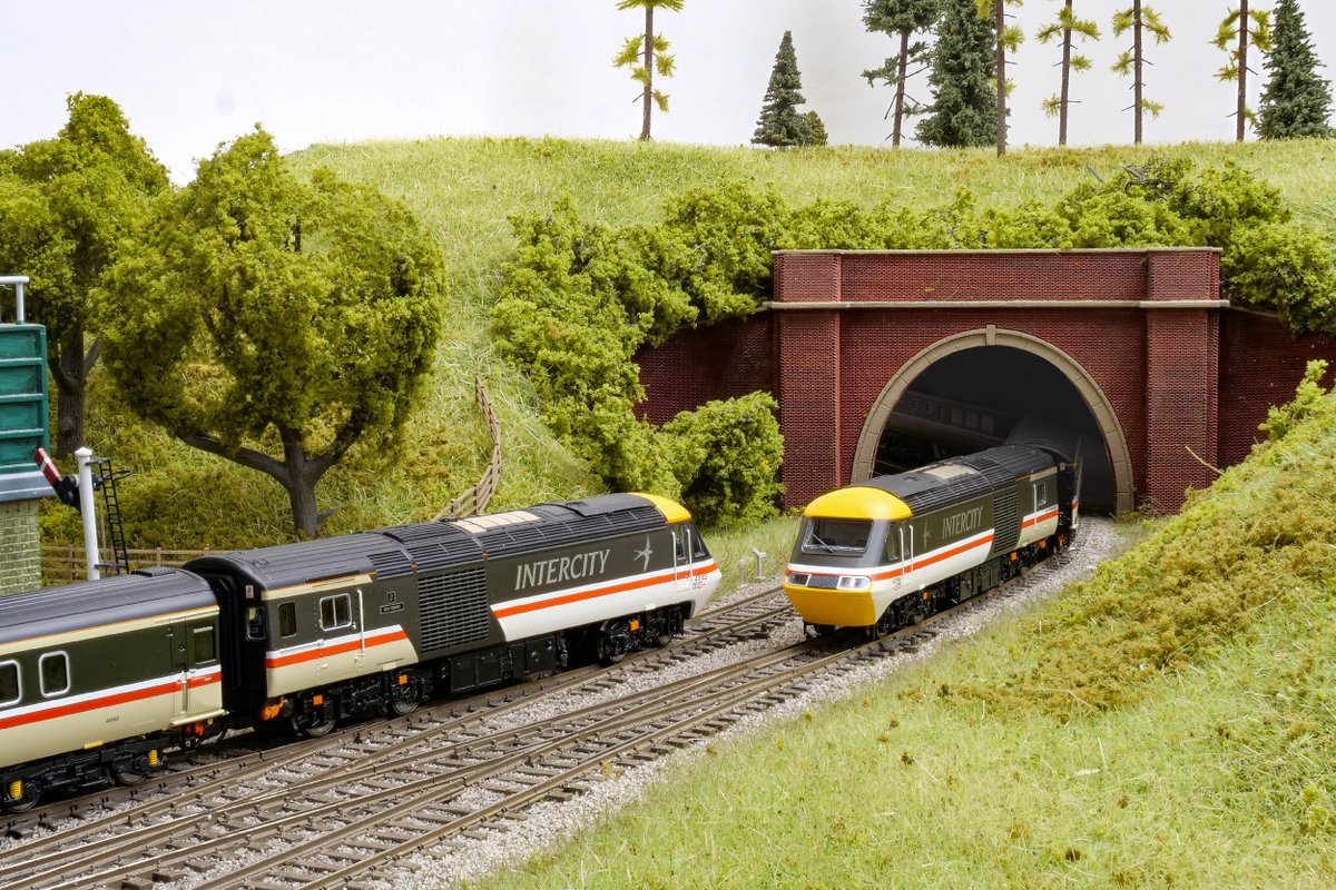 The unmistakable lines of the Class 43 High Speed Train have been immortalised in ‘TT:120’ scale by Hornby. Mike Wild reviews the first arrivals in InterCity ‘Swallow’ and GWR green liveries. Read the full review here and in HM203: hubs.ly/Q02sMSdS0 #hornbymagazine