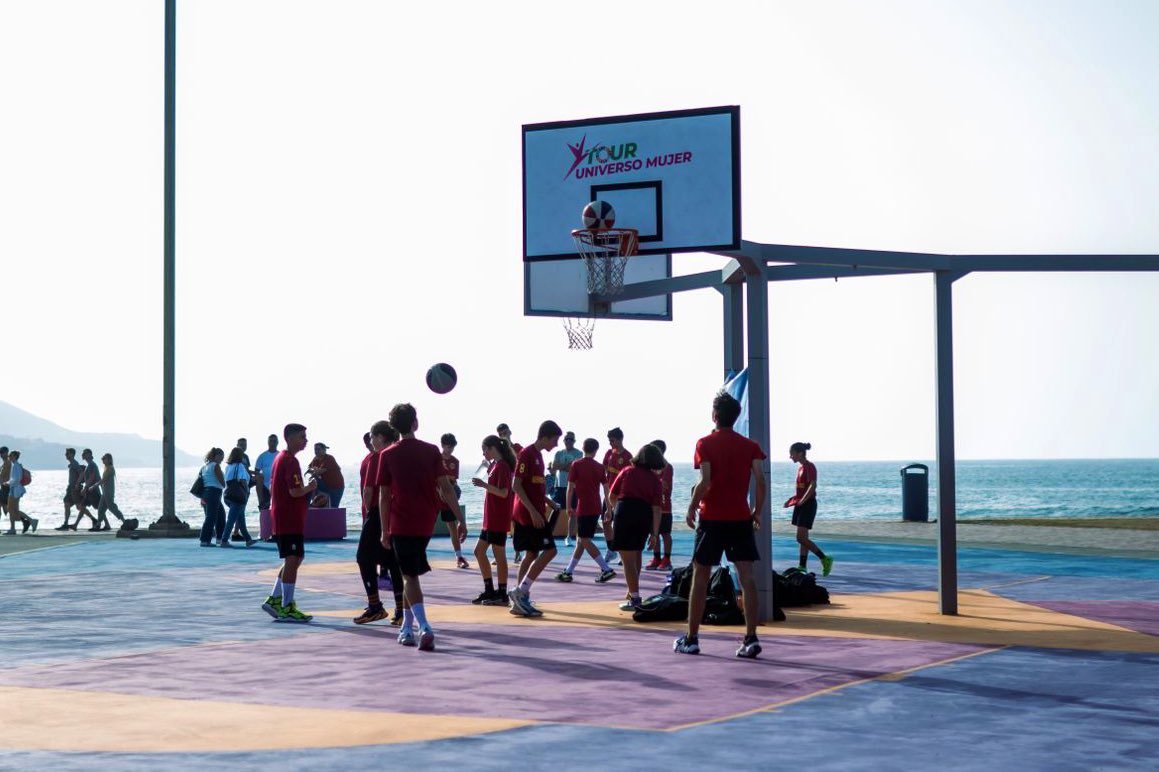 😍 ¡Así se vivió ayer la fiesta del deporte y la igualdad en Las Palmas de Gran Canaria! 🤸🏿‍♀️ Con la presencia de 32 federaciones nacionales, exhibiciones, actividades grupales y muuuucha diversión en un entorno único. 💚 ¡Esto es el #TourUniversoMujer!