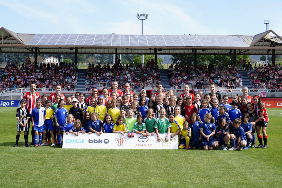 🥰 A ZE POZA! Gaur @fvf_bff-eko ia ehun neska futbolari irten dira zelaira gurekin. Etorkizun oparoa dugu! ✊ #AthleticAtleti #AthleticClubFem 🦁