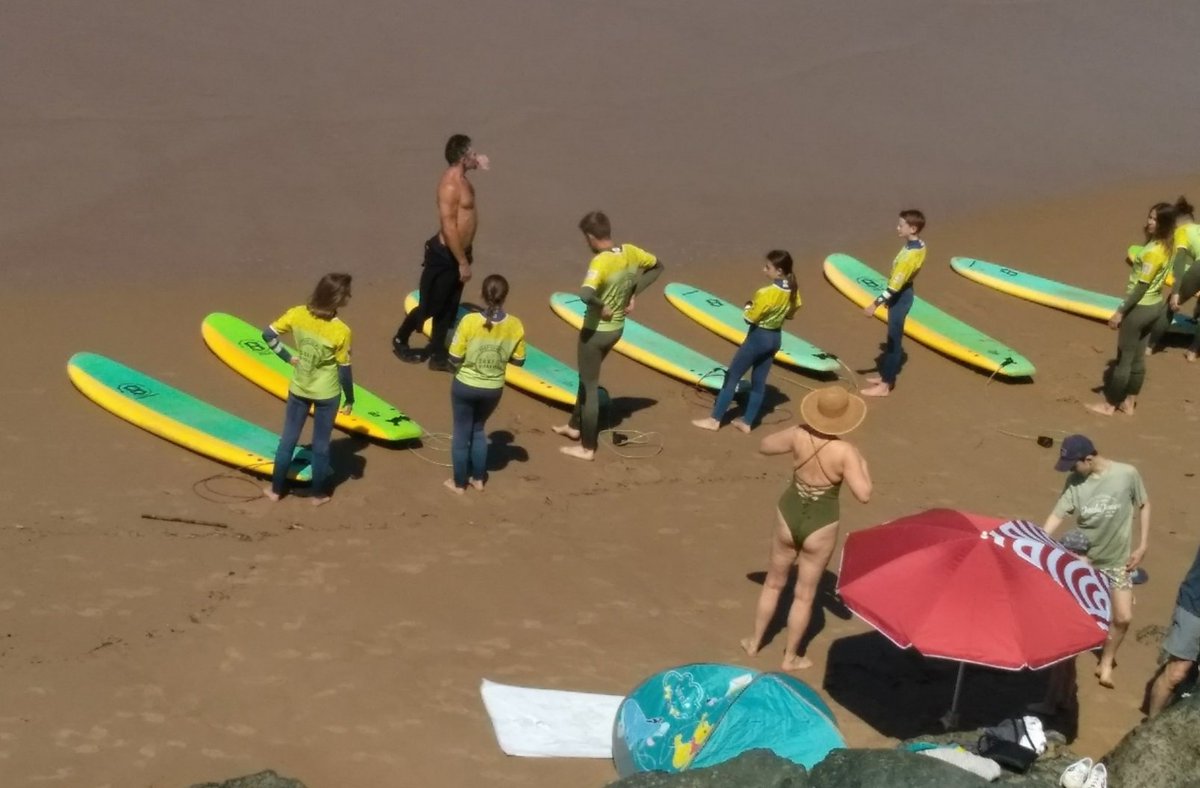 djinnnn19999's tweet image. Sinon , bonjour aux sympas et mort aux cons et Fachos qui sont souvent les mêmes. #Biarritz #CôtedesBasques , cours de Surf pour parisiens et autres citadins. Bonne journée au soleil ☀️