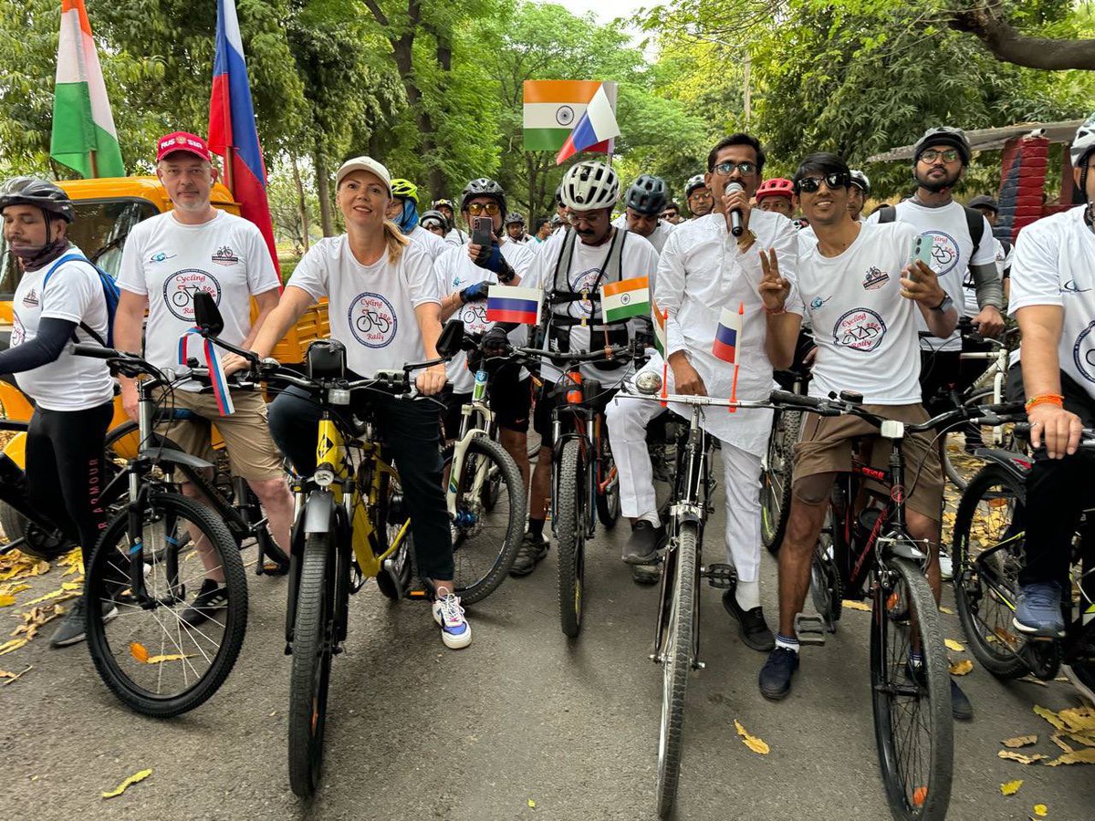 The cycling race to mark the 77th anniversary of the diplomatic relations between 🇷🇺🇮🇳. Organized by the Confederation of Indian cyclists. A superb way to start the day! 💪