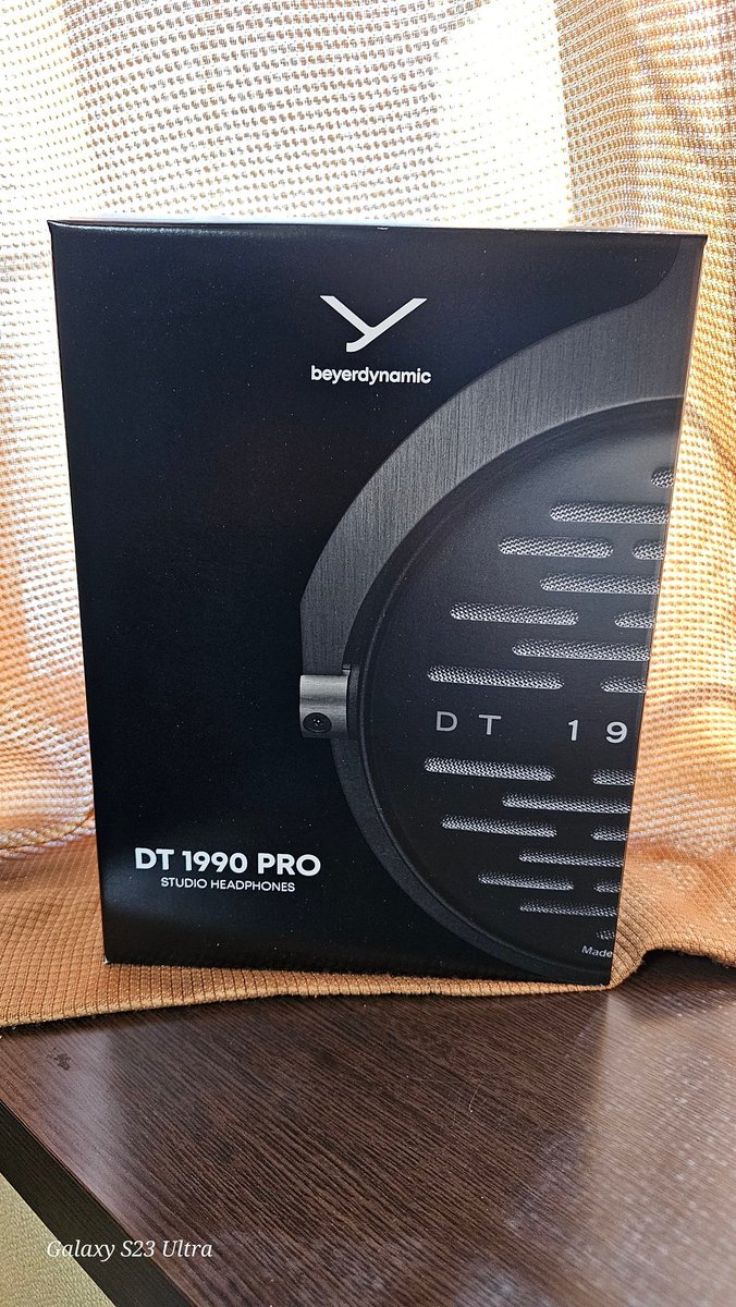 taka25842499's tweet photo. 念願のDT1990PRO
絶妙な距離のボーカル、広すぎない音場、弾むような低域、なによりもデザインがカッコいい、どれも非常にハイレベルでした。DT700PROの様な側圧は感じず��むしろフィットは今までで一番いい感じ。刺さる場面は多少ありますが許容を範囲ですね。
#beyerdynamic
#DT1990PRO https://t.co/gyJmL9rhJp