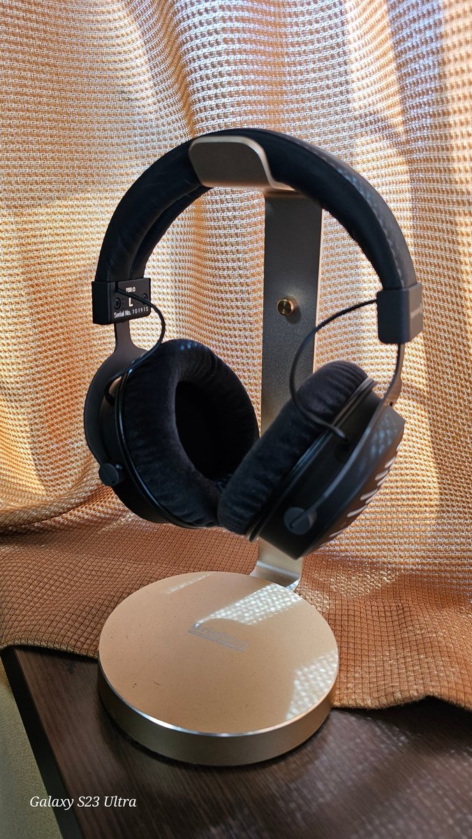 taka25842499's tweet photo. 念願のDT1990PRO
絶妙な距離のボーカル、広すぎない音場、弾むような低域、なによりもデザインがカッコいい、どれも非常にハイレベルでした。DT700PROの様な側圧は感じず��むしろフィットは今までで一番いい感じ。刺さる場面は多少ありますが許容を範囲ですね。
#beyerdynamic
#DT1990PRO https://t.co/gyJmL9rhJp