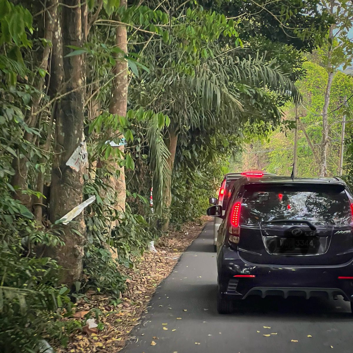 Jalan kampung pun meriah jugak 😂. Deme semua ikut cakap Waze ni. K.Terengganu ~ K.Damansara, 8 jam termasuk berhenti makan & ke tandas. Relax-relax jer, rumah tak lari.