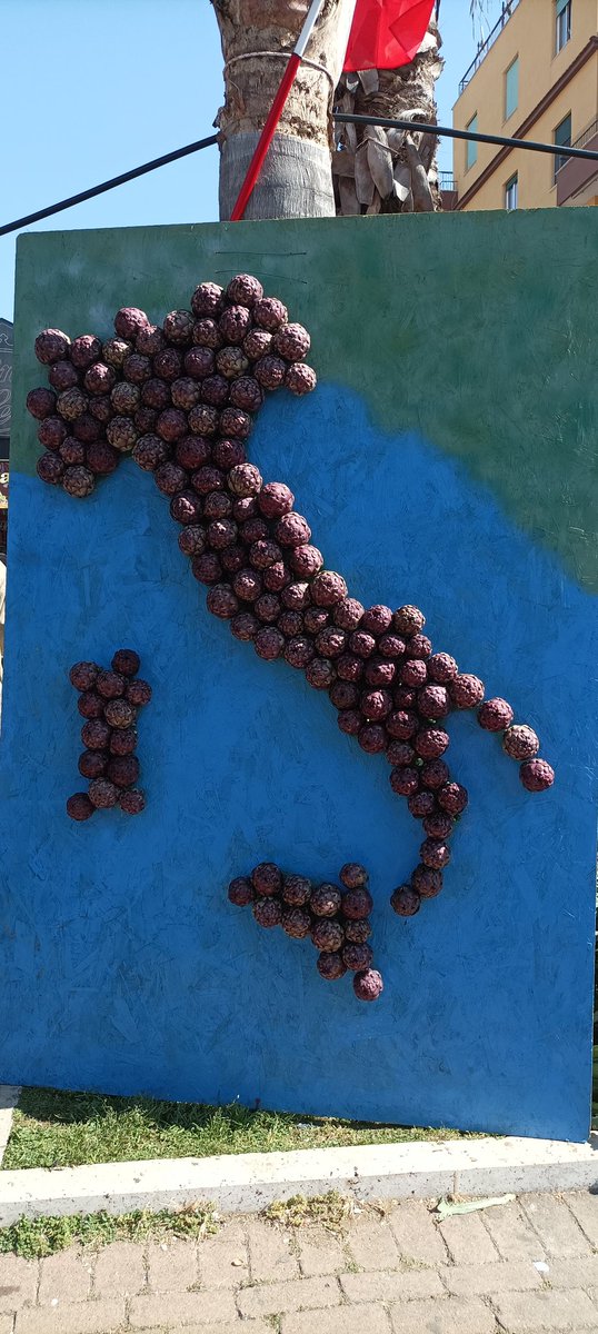 Sculture di carciofi alla sagra del 'Re Carciofo' di Ladispoli