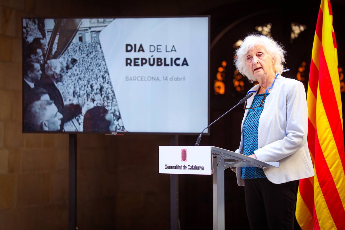 📢Tal dia com avui, el president Francesc Macià va proclamar la República catalana des del balcó del #PalauGeneralitat. 🗣️Avui, per commemorar i reivindicar l’efemèride, la consellera @gemmaubasart ha participat en l'acte de commemoració del 93è aniversari d'aquest fet històric.