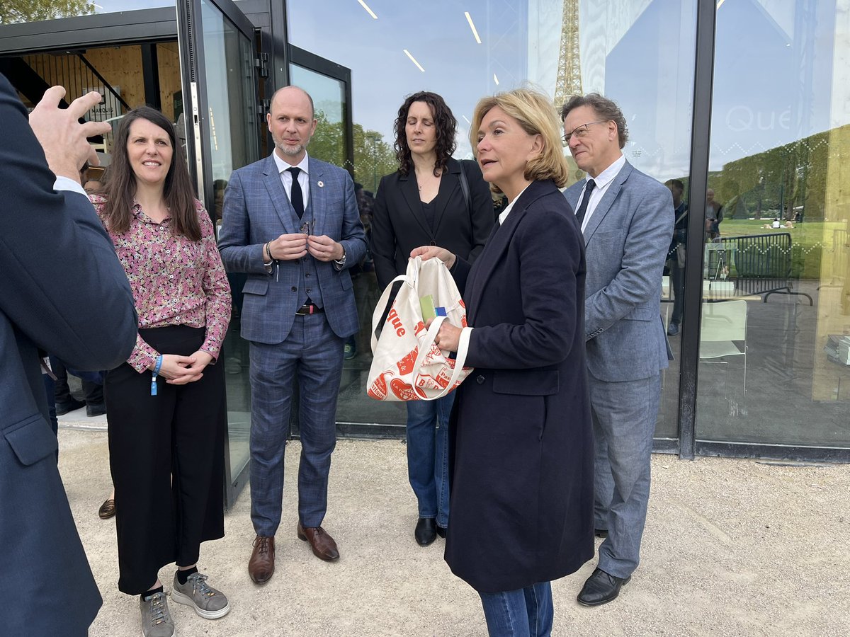 Le Festival du Livre de Paris reçoit Madame la Présidente de la Région @iledefrance @vpecresse 📚🌞 L'occasion de visiter le magnifique pavillon québécois et d'échanger avec les éditeurs des stands de la Région Ile-de-France 📖