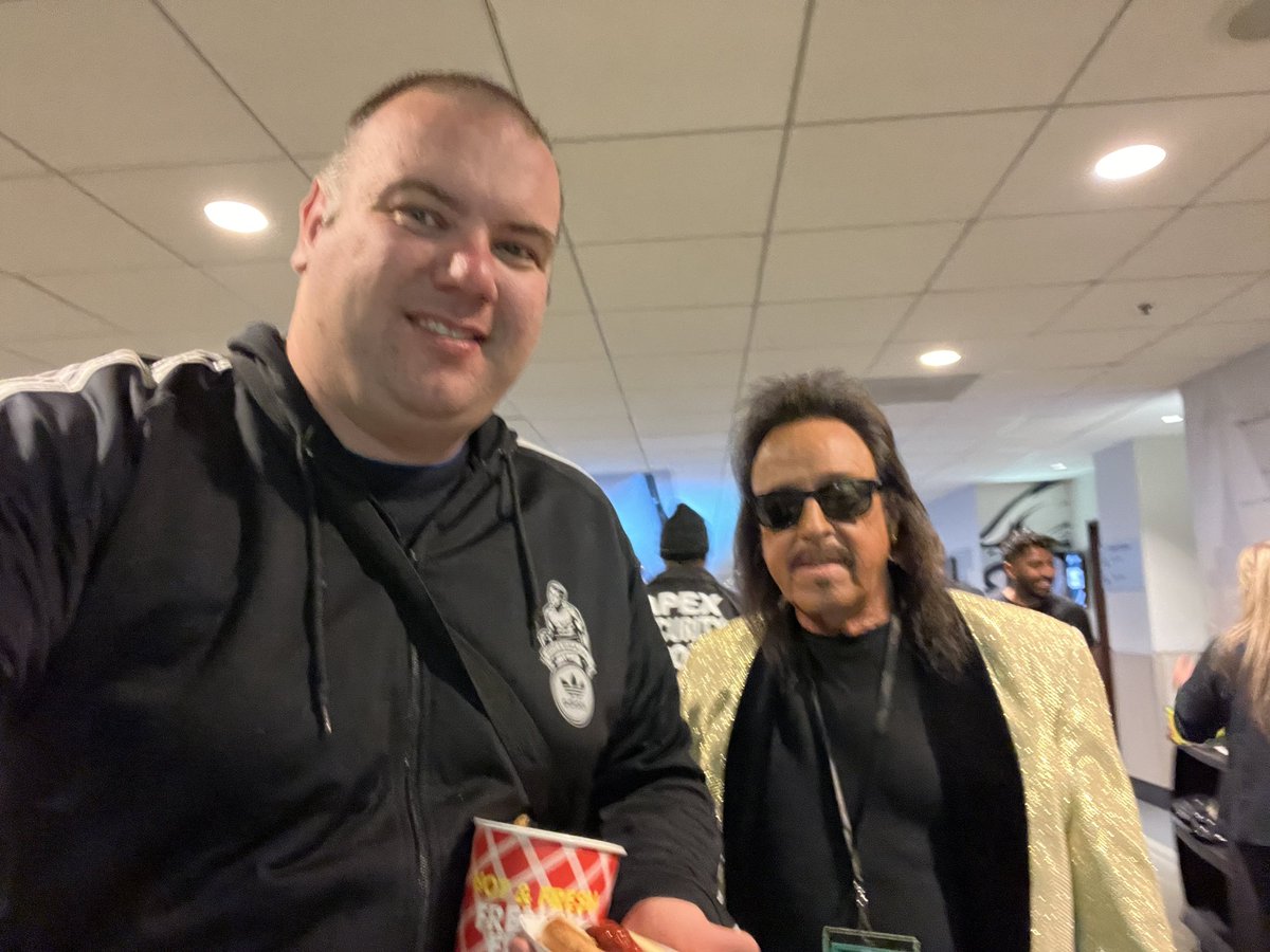 What a nice surprise meeting @RealJimmyHart at #WrestleMania Jimmy Hart pick us a classic tune for us all to listen to 🎵🎵🎵 Thanks Jimmy Hart 📢📢📢