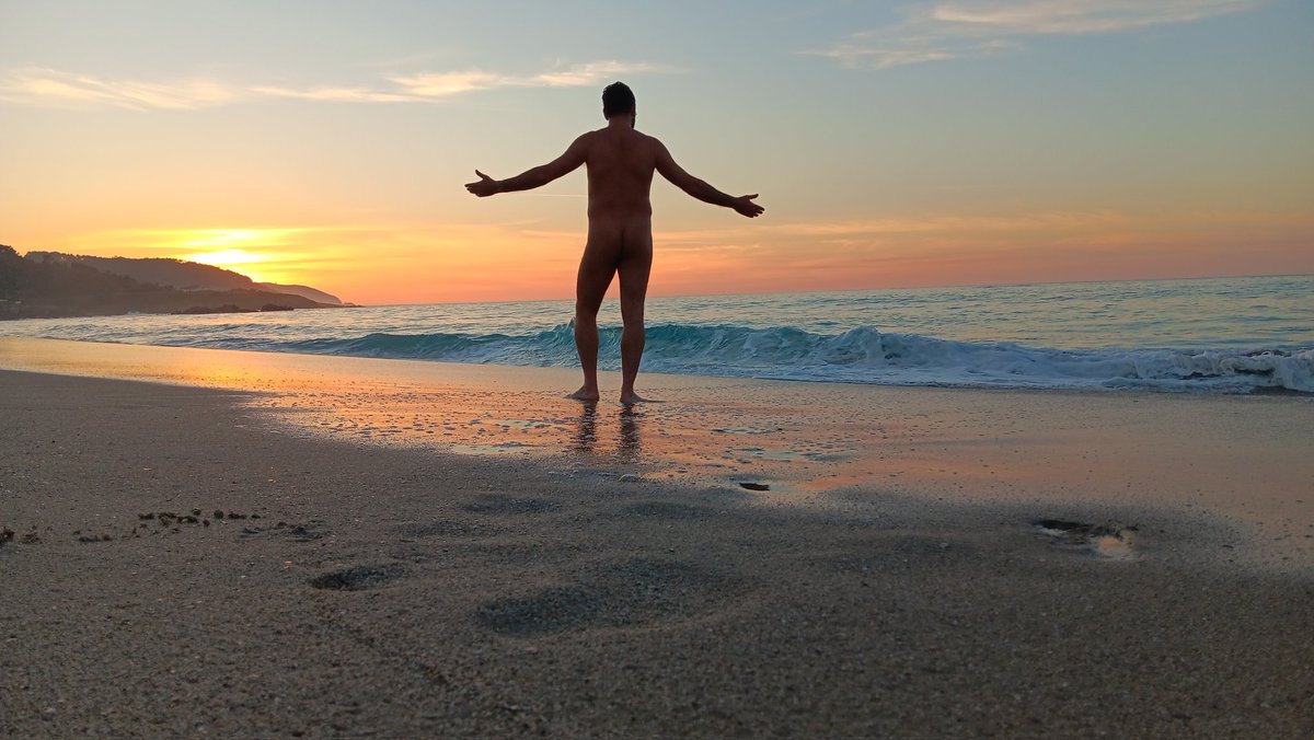 nakedbodyworld's tweet photo. No filters. Only #sunsetlights. Enjoy the #nudesunset #beachlife #springtime #nudistbeach #nakedbody #beachlife #nudeoutdoors #NBWphotos #nudist #barelife #nudistworld #nudefreedom #nakedinnature #bodyfreedom #nakedoutdoors #nudeinnature #nudistsunset https://t.co/Kh6LoURC4K
