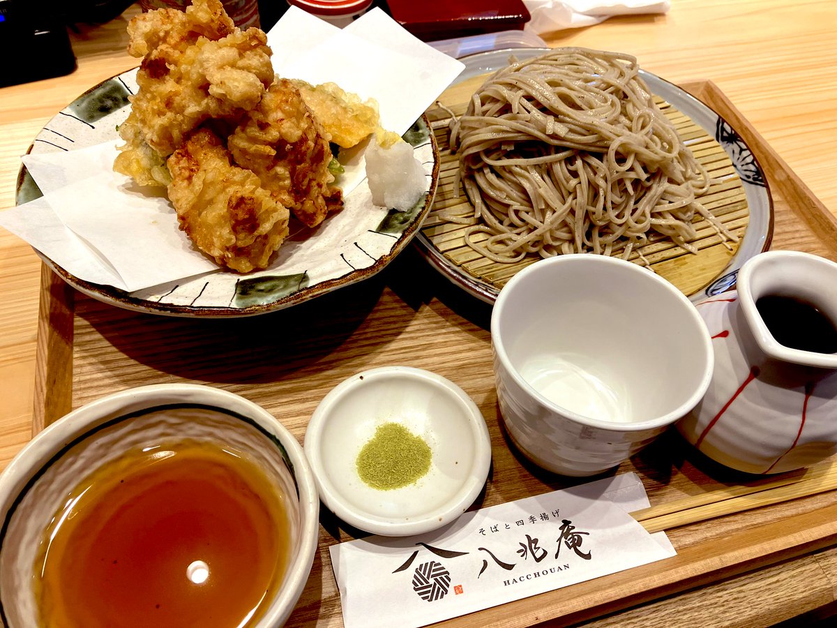 野々市にあるそばと四季揚げ 八兆庵でランチしてみた。 鶏と四季野菜のてんぷらそば(大盛) 鶏天が8番らーめんの唐揚げに似ててウマい！と思ったら八兆庵の母体は、8番らーめんのハチバンなんですね。