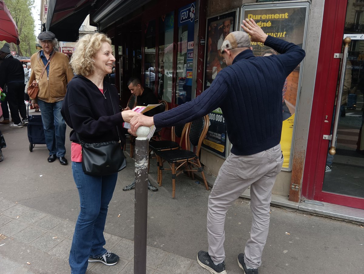 Merci pour votre top accueil au marché Simplon #Paris18 pour notre liste @partisocialiste 🌹portée par @rglucks1 qui ne cesse de monter dans les sondages 📈✊🇪🇺 #Europeennes2024 #ReveillerLEurope @PS_Paris