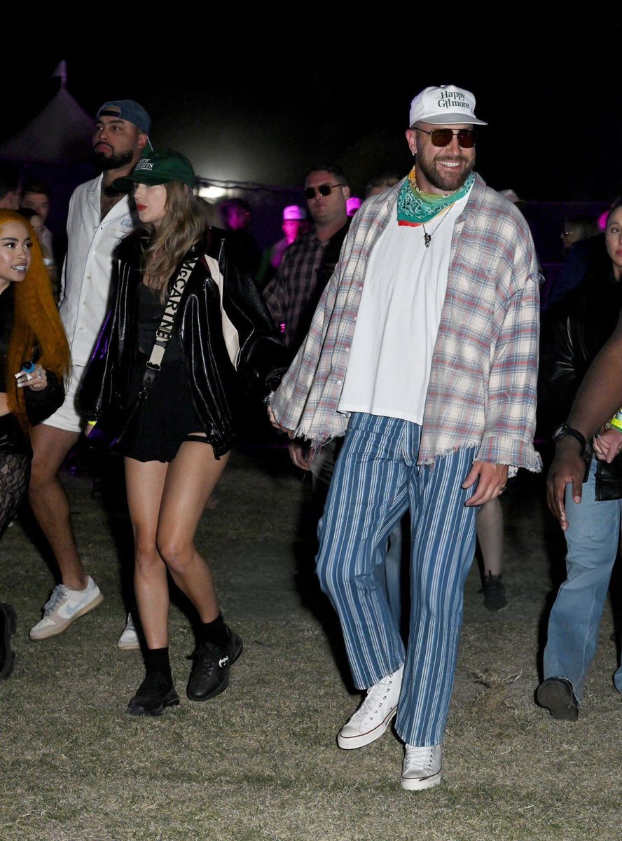 📷| Taylor and Travis at Coachella. They are accompanied here by Ice Spice and some of his friends.