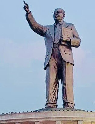 sravandasoju's tweet photo. తెలంగాణ ప్రభుత్వం @TelanganaCMO
@TelanganaCS 
#DrBabasahebAmbedkar ‌ గారి ప్రపంచంలోనే అతిపెద్ద విగ్రహానికి పూలమాల వేయకుండా అవమానించినందుకు క్షమాపణలు చెప్పాలి.

ప్రతి రాజకీయ ర్యాలీలలో  
శ్రీ రేవంత్ రెడ్డిగారితో  సహా అధికార పార్టీ నాయకులందరరు పెద్ద పెద్ద క్రేన్ల ద్వారా పూలమాలలు వేయించుకొని  ఘనంగా సన్మానం చేయించుకొని ఆధిపత్య డాబు ప్రదర్శించే ఫ్యూడల్ నాయకులకు, 125 ఫీట్ల 
విగ్రహ ఆవిష్కరణరోజు శ్రీ కెసిఆర్ గారి ప్రభుత్వం చేసినట్లుగా ప్రస్తుత ప్రభుత్వం తరపున విగ్రహం పై హెలికాఫ్టర్ ద్వారా పూల జల్లు కురిపించి; పెద్ద  క్రేన్‌తో పూలమాల వేసి నివాళులు ఎందుకు అర్పించలేదు. 

ఇది భారత రాజ్యాంగనిర్మాత  డాక్టర్ బిఆర్ అంబేద్కర్ పట్ల మరియు నిమ్న జాతుల పట్ల ప్రస్తుత ప్రభుత్వ అధినేత 
శ్రీ రేవంత్ రెడ్డికున్న గౌరవాన్ని  చూపుతుంది. 
అలాగే మాజీ సీఎం శ్రీ కేసీఆర్ పై కక్షతో, వారు ప్రతిష్టించిన ప్రపంచంలోనే అతిపెద్ద విగ్రహాన్ని  అప్రతిష్టపాలు చేయాలనుకునే వారి కుట్రకూడా బయటపడ్డది. 

రాజకీయాలు పక్కన పెట్టి, ప్రభుత్వం తరపున @revanth_anumula మరియు @TelanganaCS వెంటనే క్షమాపణ చెప్పాలి.

భారత రాజ్యాంగ నిర్మాత #BabaSahabDrAmbedkar కు  ప్రస్తుత ప్రభుత్వం చేసిన ఈ అవమానాన్ని, అగౌరవాన్ని  గుర్తించి ప్రభుత్వ పెద్దగా రాష్ట్ర స్థాయిలో రాజ్యాంగ రక్షకుడిగా కొనసాగుతున్న గౌరవ గవర్నర్ శ్రీ @CPRGuv గారు వెంటనే @revanth_anumula @TelanganaCS ప్రభుత్వంపై తగు చర్యలు తీసుకోవాలని విజ్ఞప్తి🙏🙏🙏 
#JaiBhim #JaiBheem #BabasahebAmbedkar