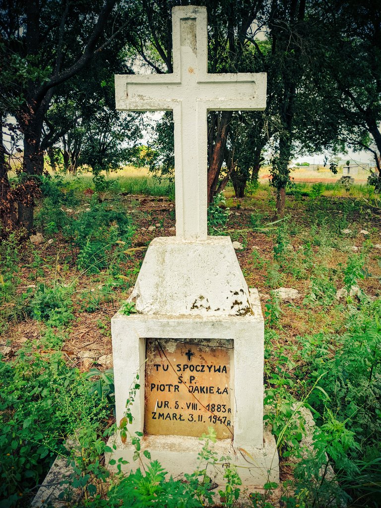 nkwoolley's tweet photo. #Zambia has a long history, to this present day, of hosting refugees fleeing conflict &amp; persecution elsewhere.

Today I visited the largely forgotten Polish cemetery in #Ndola, final resting place of many of the 18,000 Polish refugees who came here in 1943 fleeing war in Europe. https://t.co/E8vPSXfayK