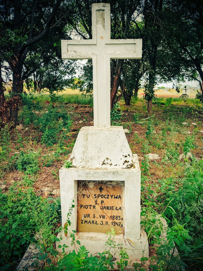 #Zambia has a long history, to this present day, of hosting refugees fleeing conflict & persecution elsewhere. Today I visited the largely forgotten Polish cemetery in #Ndola, final resting place of many of the 18,000 Polish refugees who came here in 1943 fleeing war in Europe.