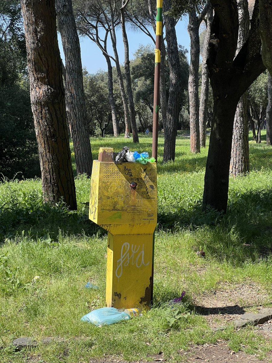 Villa Glori da strumento per la sicurezza a cestino dei rifiuti @gualtierieurope @Sabrinalfonsi @salviamoroma @Antincivili @RomaTutti @Retake_Roma @RiprendRoma @RomaPulita