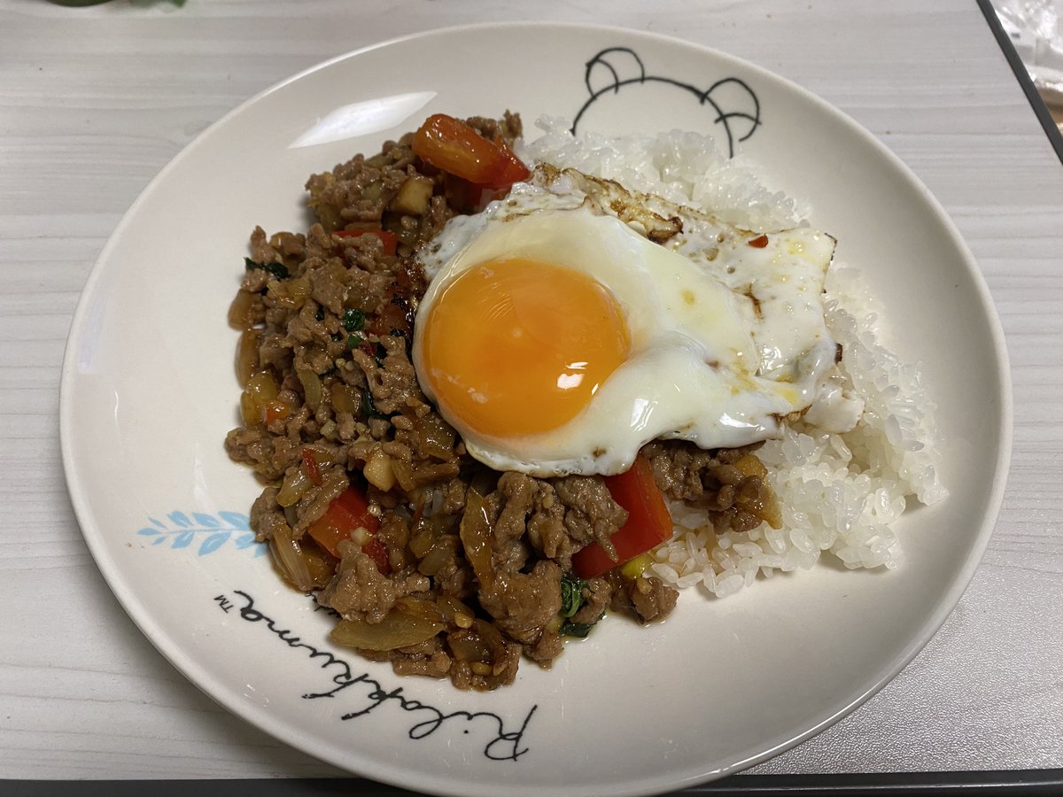 まおすけ得意料理のガパオライス
作ってみた

普段ガパオライス食べないから
よくわからんけど、多分美味い😋

まおすけの得意料理は、オレも作れるようにしようかな😗

#麻丘真央
#ナナニジ