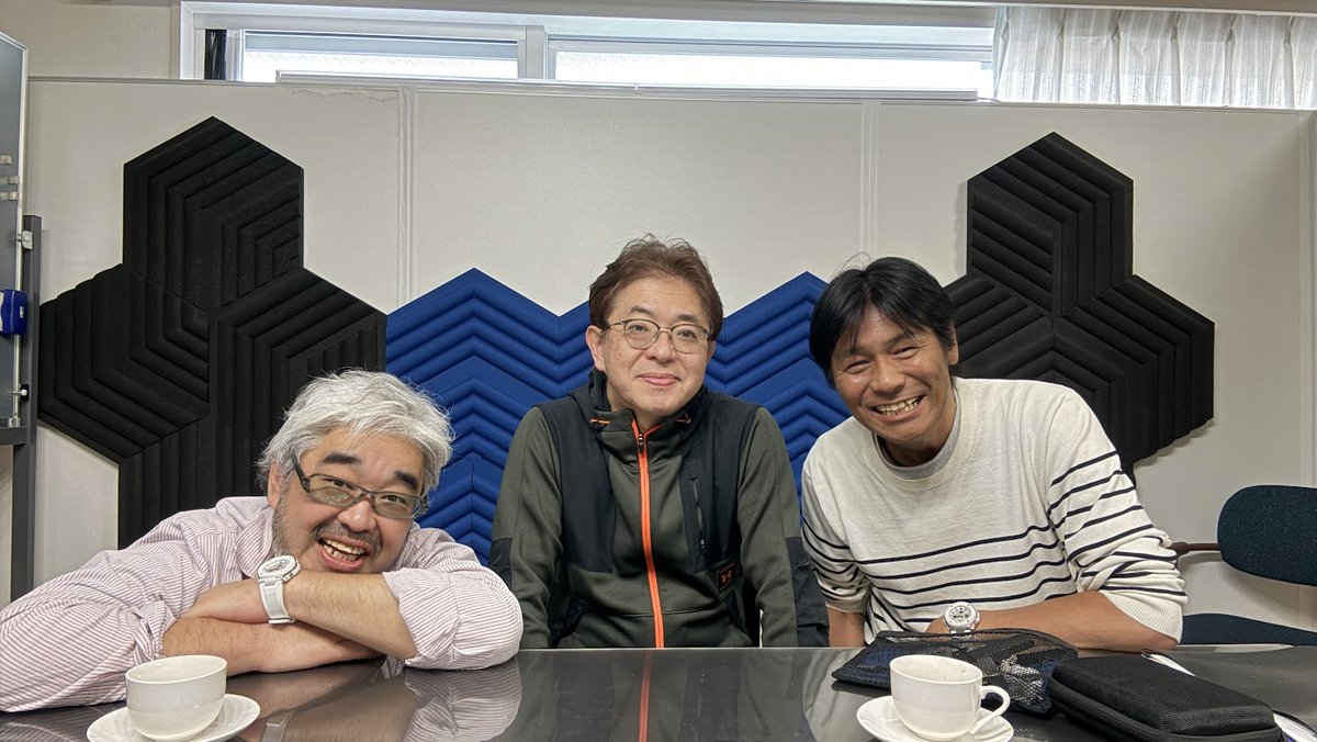 joe_i's tweet photo. 今回の清水建設 NOVAREｘPERSOL プロジェクトでは、年末年始の休みを返上して奮闘していた��いたヨロンさんこと、高橋ｻﾝ（@VJtaka）の半蔵門のオフィスにて、プロジェクト打上をご報告に伺った際の記念写真。４枚連写の表情から本件の結果を想像してください♪　お疲れでした！w/ @jampan_odasaga https://t.co/0OzqefMxnd
