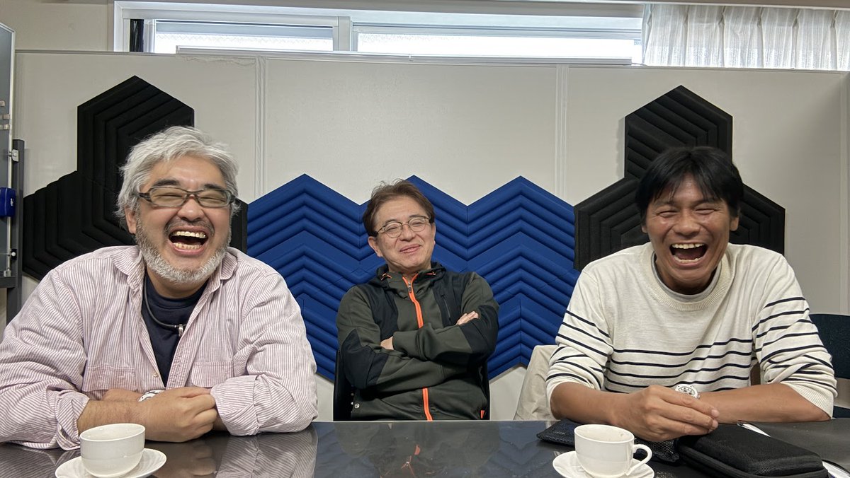 joe_i's tweet photo. 今回の清水建設 NOVAREｘPERSOL プロジェクトでは、年末年始の休みを返上して奮闘していた��いたヨロンさんこと、高橋ｻﾝ（@VJtaka）の半蔵門のオフィスにて、プロジェクト打上をご報告に伺った際の記念写真。４枚連写の表情から本件の結果を想像してください♪　お疲れでした！w/ @jampan_odasaga https://t.co/0OzqefMxnd