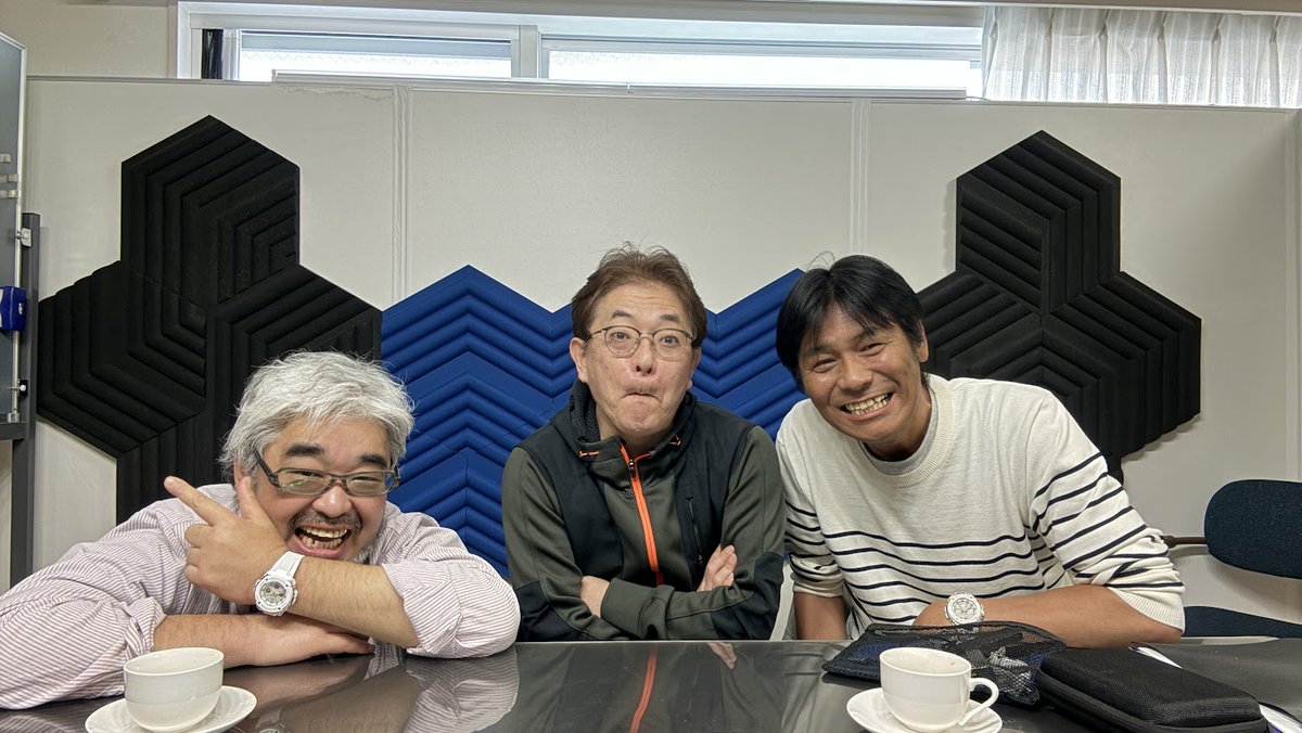 joe_i's tweet photo. 今回の清水建設 NOVAREｘPERSOL プロジェクトでは、年末年始の休みを返上して奮闘していた��いたヨロンさんこと、高橋ｻﾝ（@VJtaka）の半蔵門のオフィスにて、プロジェクト打上をご報告に伺った際の記念写真。４枚連写の表情から本件の結果を想像してください♪　お疲れでした！w/ @jampan_odasaga https://t.co/0OzqefMxnd