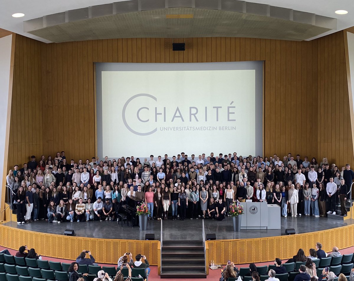 Herzlich Willkommen an der #CharitéBerlin! Zum Sommersemester 2024 haben wir heute feierlich die neuen Studierenden begrüßt. Wir wünschen euch viel Spaß und Erfolg auf dem Weg zum Staatsexamen in der #Humanmedizin oder #Zahnmedizin. Schön, dass ihr da seid!