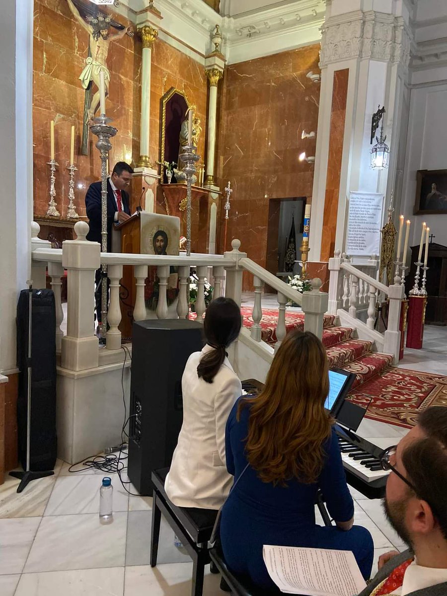 VI PREGÓN EN HONOR A LA SANTÍSIMA CRUZ DE LA CALLE LA FUENTE

“CUANDO HABLA EL CORAZÓN ♥️ SOBRAN LAS PALABRAS”

Magnífico pregón de NH. AMARO HUELVA BETANZOS. Acompañado magistralmente por sus hijas, Helena e Irene, al cante y al piano enriquecieron musicalmente sus versos.