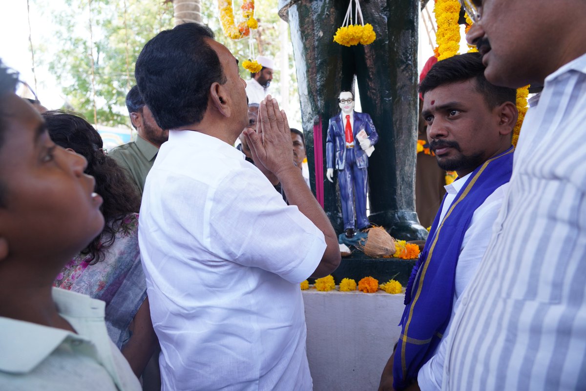 కొల్లాపూర్ పట్టణంలో భారత రాజ్యాంగ నిర్మాత డాక్టర్ బాబా సాహెబ్ అంబేద్కర్ గారి జయంతి సందర్భంగా వారి విగ్రహానికి పూలమాలతో నివాళులు అర్పించిన రాష్ట్ర ఎక్సైజ్, పర్యాటక శాఖ మంత్రి వర్యులు జూపల్లి కృష్ణారావు గారు.