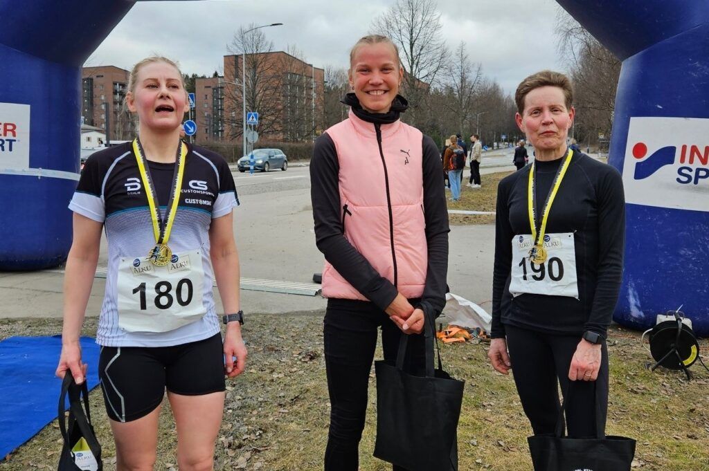 Ilona Mononen juoksi Lahti-juoksussa 10 kilometrin maantiejuoksussa voittoon ajalla 32.59. Tulos on N22-sarjan Suomen ennätys. Aikaisempi ennätys ol yleisurheilu.fi/uutinen/monose…