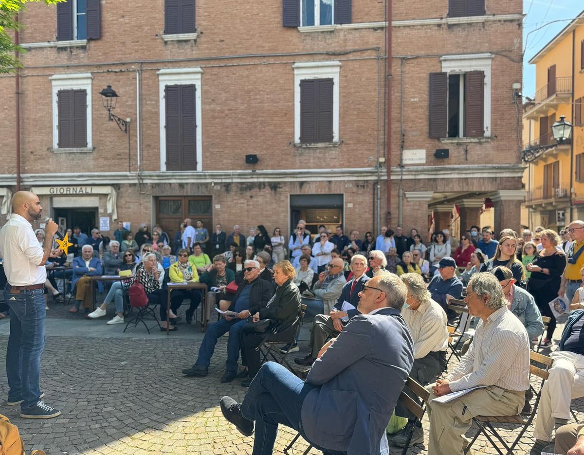 MatteoRichetti's tweet photo. Oggi è un gran giorno: ritrovo un amico, un sindaco eccezionale dell’#EmiliaRomagna che sceglie di entrare in @Azione_it al termine di 10 anni di un mandato ricco di innovazione, attenzione all’ambiente, alle famiglie e all’impresa. https://t.co/QQsVrU0rqQ