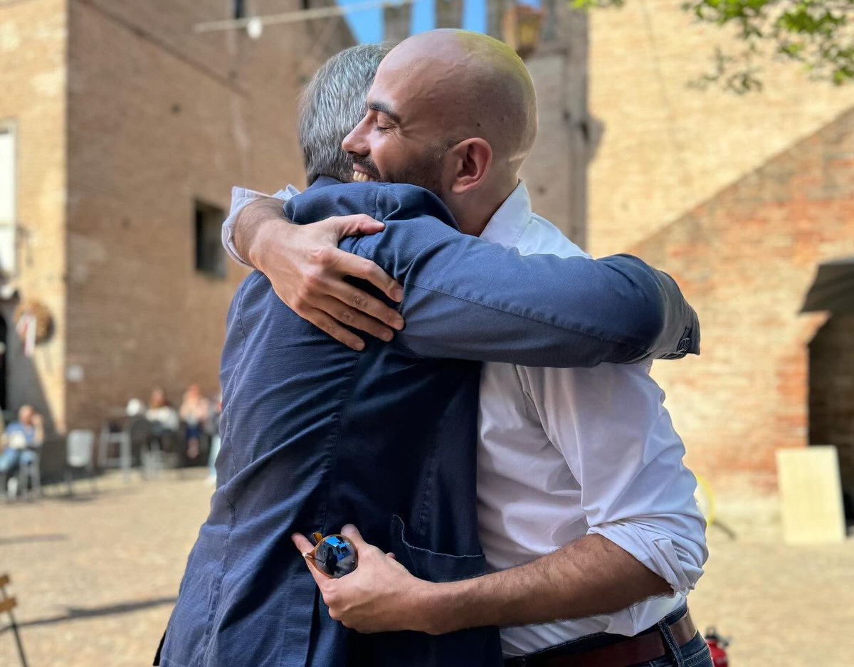 MatteoRichetti's tweet photo. Oggi è un gran giorno: ritrovo un amico, un sindaco eccezionale dell’#EmiliaRomagna che sceglie di entrare in @Azione_it al termine di 10 anni di un mandato ricco di innovazione, attenzione all’ambiente, alle famiglie e all’impresa. https://t.co/QQsVrU0rqQ