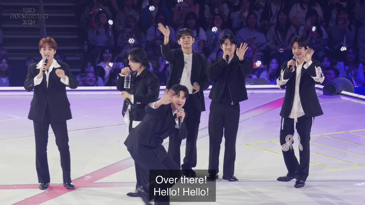 kokokbop's tweet photo. EXO waving to all sides of the stage again! 🥹 https://t.co/uJVuzCaiX8