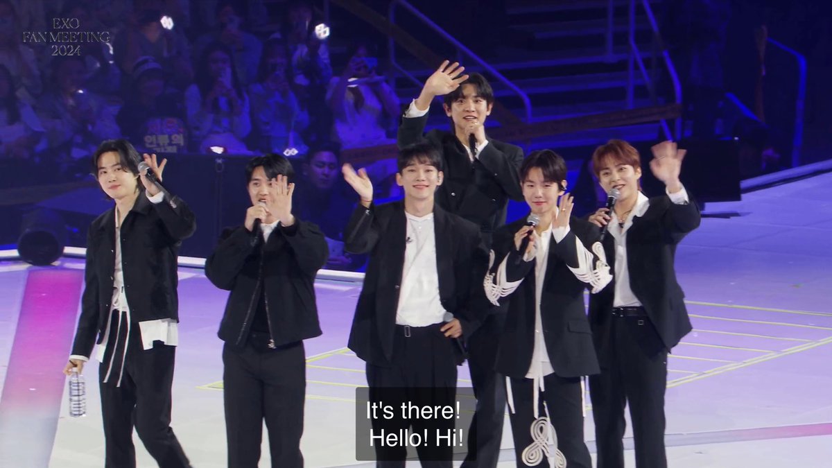 kokokbop's tweet photo. EXO waving to all sides of the stage again! 🥹 https://t.co/uJVuzCaiX8
