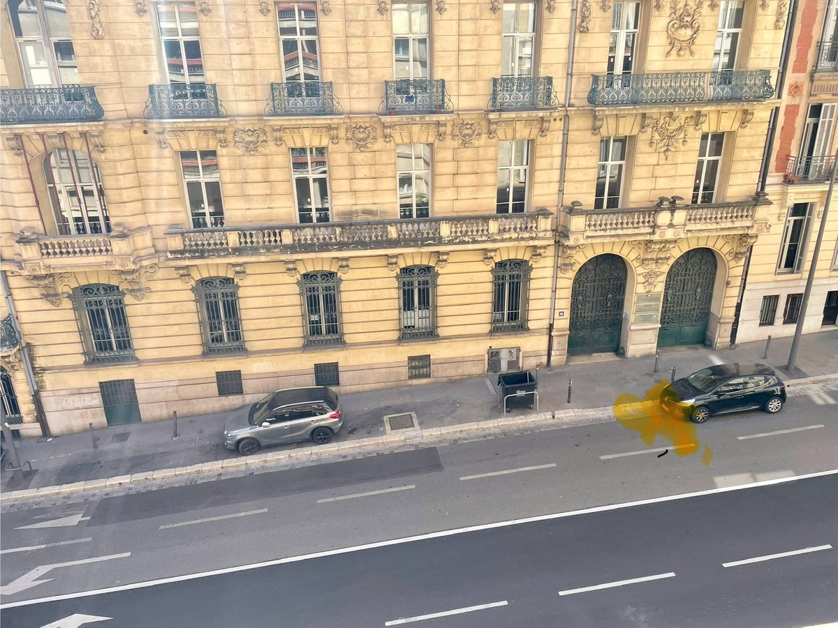 PChaffard's tweet photo. Alors qu’il y a des places de parking juste devant, cet automobiliste se gare en double file. C’est dimanche le parking est gratuit! Mais non il choisit de gêner la circulation plutôt que de faire un créneau ! C’est le mauvais Marseille ça, bébé! https://t.co/8u5WzMtfHw