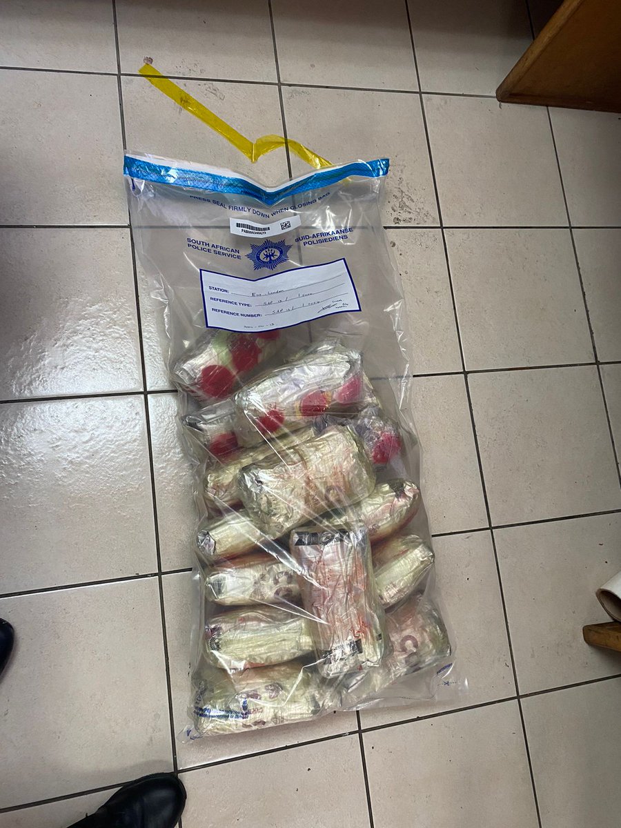 #sapsEC A 36-year-old female was arrested in East London yesterday for dealing in drugs. Drugs suspected to be Tik and fifteen (15) bricks of crystal meth were found in her possession with an estimated street value of R3 million. #DrugsOffTheStreets NP
saps.gov.za/newsroom/selne…