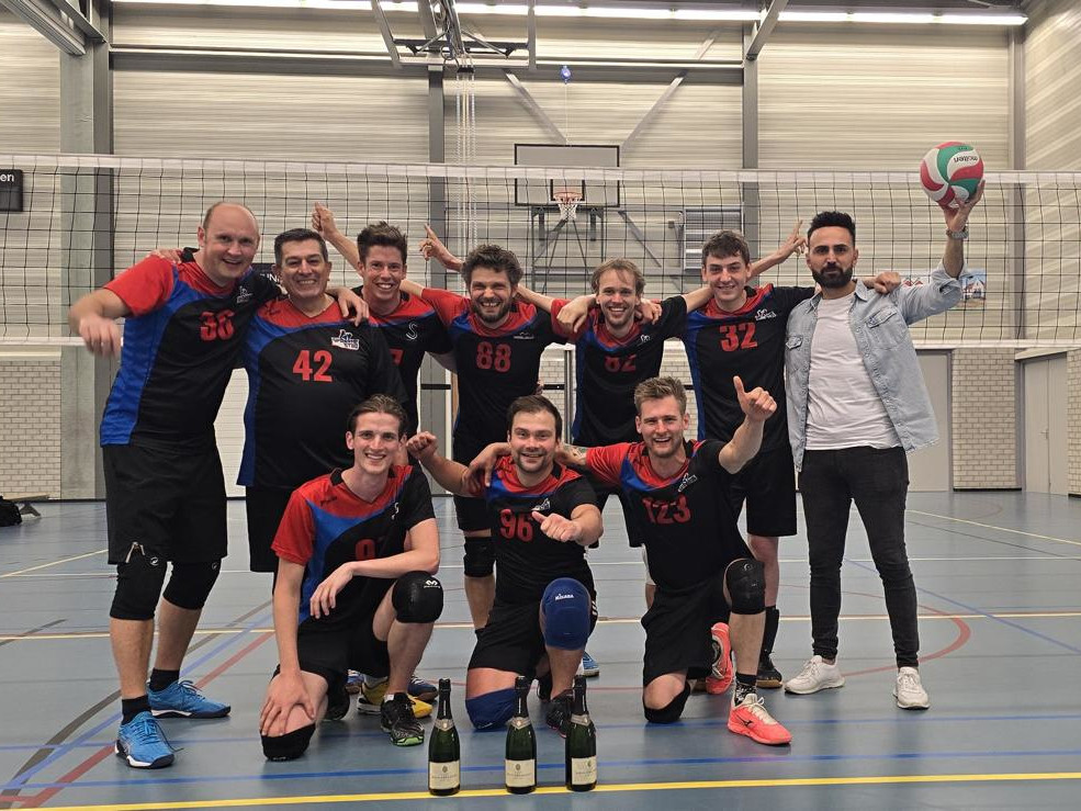 Heren 15 kampioen: In de laatste wedstrijd van het seizoen heeft heren 15 het kampioenschap behaald in de derde klasse. Het team liet in het verre Den Helder geen ruimte voor twijfel over hun intenties en won de benodigde drie sets overtuigend, waarmee… dlvr.it/T5TpGK