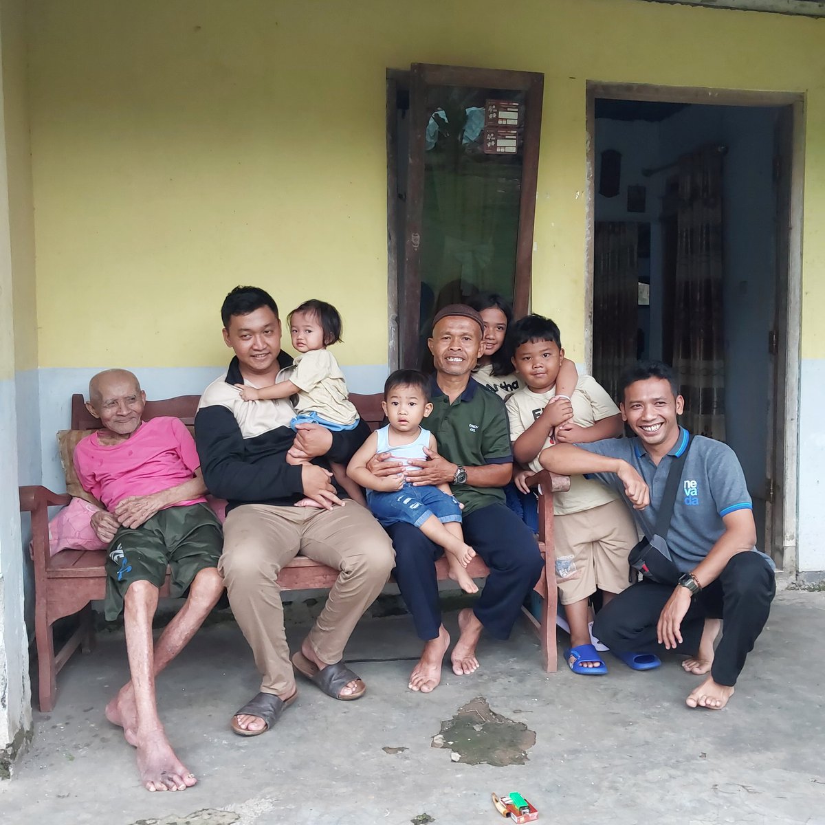 dwaprlia's tweet photo. Lebaran bersama eyang https://t.co/p0mXdK5gl1
