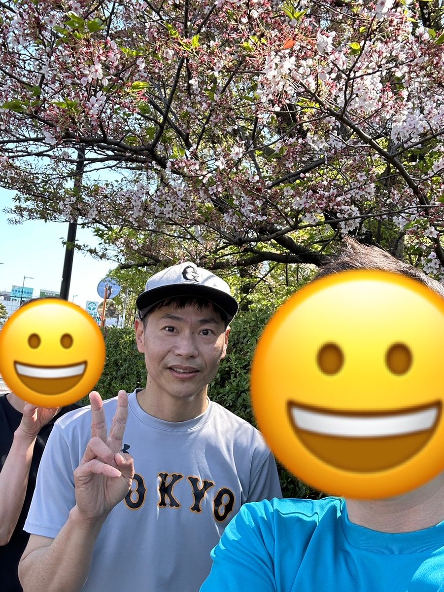 今日は朝からこころのベースのランニング会にて🏃‍♀️
少しだけ残ってた桜をバックに写真を✨

昼からは徳島で開催されていた学会と、前所属病院のイベントに参加させていただきました^ ^