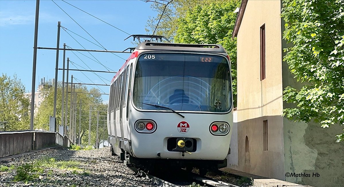 ✅Un des privilèges des 5 rames @Alstom MCL80 de la ligne C @TCL_SYTRAL c’est de voir le soleil☀️ et l’extérieur ! 

📸Bain de soleil en ce dimanche pour cette MCL80 n°205-206 qui s’élance en direction de Hôtel de Ville.

#TCL #Lyon #Métro #Mobilités
