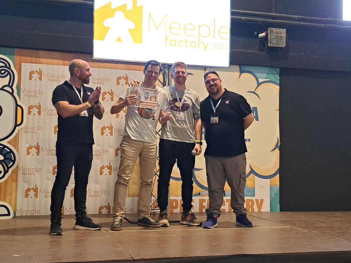 GabrielBuendiaH's tweet photo. Felicidades a @rastrapies por ganar el concurso. Y a las menciones de honor. 

Me encanta la zona de protos y el ambiente que se genera, aunque este año no he podido estar.

El premio mola un huevo, es como un robot https://t.co/dRl924Dum3