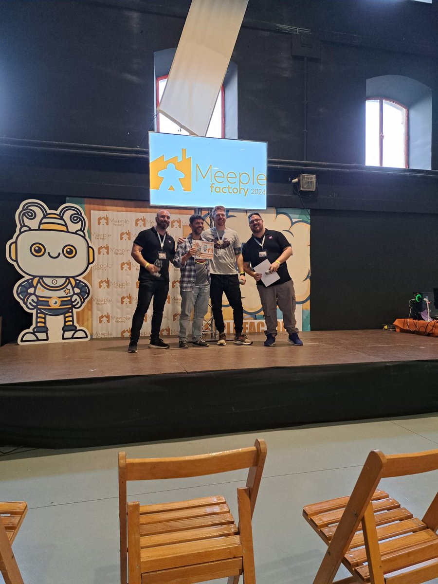 GabrielBuendiaH's tweet photo. Felicidades a @rastrapies por ganar el concurso. Y a las menciones de honor. 

Me encanta la zona de protos y el ambiente que se genera, aunque este año no he podido estar.

El premio mola un huevo, es como un robot https://t.co/dRl924Dum3