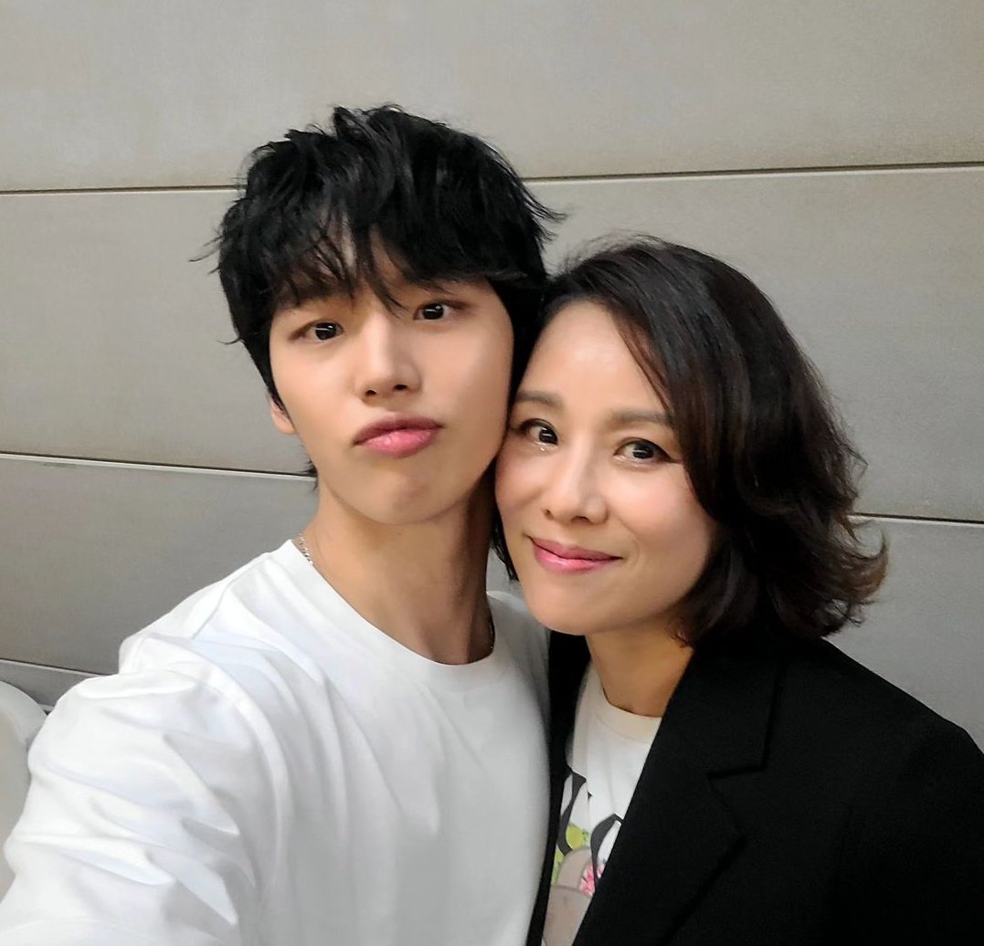 Hongseok and his mom bless your tl 🥰😆